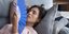 γυναίκα ξαπλωμένη σε καναπέ κάνει αέρα με βεντάλια