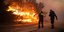 Πυροσβέστες επιχειρούν στη φωτιά στην Πεντέλη