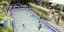 Διαδηλωτές δροσίζονται στην πισίνα της κατειλημμένης προεδρικής κατοικίας σε ακριβή συνοικία του Κολόμπο της Σρι Λάνκα