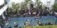 Διαδηλωτές παίζουν στην πισίνα της κατειλημμένης προεδρικής κατοικίας στο Κολόμπο της Σρι Λάνκα