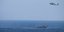 Ένα ελικόπτερο Seahawk του Πολεμικού Ναυτικού των ΗΠΑ πετά πάνω από ένα πλοίο που αργότερα διαπιστώθηκε ότι μετέφερε ένα κρυφό φορτίο όπλων στην Αραβική Θάλασσα