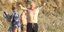 Ο Μπόρις Τζόνσον απολαμβάνει το μπάνιο του σε παραλία της νότιας Εύβοιας 