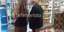 Μπόρις Τζόνσον και Κάρι Σίμοντς σε σούπερ μάρκετ στη Νέα Μάκρη