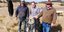 O Αυστραλός αστροφυσικός Μπραντ Τάκερ κι οι δύο αγρότες που βρήκαν τα διαστημικά σκουπίδια