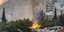 Η φωτιά καίει ξερά χόρτα στο παλιό νεκροταφείο της Νίκαιας