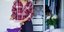 Μια γυναίκα επιλέγει ρούχα από την ντουλάπα της για να τα δωρίσει σε ένα φιλανθρωπικό κατάστημα