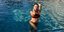 Η Κέλλυ Κελεκίδου απολαμβάνει τα νερά πισίνας ξενοδοχείου στην Κύπρο όπου κάνει διακοπές
