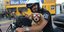 Εκδρομέας του Δεκαπενταύγουστου με τη μηχανή και το σκύλο του στο λιμάνι του Πειραιά