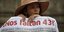 Γυναίκα κρατάει πανό για τους εξαφανισθέντες φοιτητές της Αγιοτσινάπα