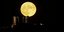 Η πανσέληνος του Αυγούστου πάνω από το ναό το Ποσειδώνα στο Σούνιο 