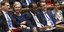 Η Βρετανίδα πρωθυπουργός Λιζ Τρας δίπλα στον ΥΠ ΟΙΚ Κουάζι Κουαρτένγκ και άλλα στελέχη της κυβέρνησής της
