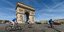 Κόσμος κάνει ποδήλατο μπροστά από την Αψίδα του Θριάμβου στο Παρίσι 