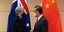 Οι ΥΠΕΞ Κίνας και Αυστραλίας ανταλλάσσουν χειραψία κατά τη διάρκεια της συνάντησής τους/ Φωτογραφία: Twitter