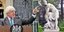 Ο πρώην πρωθυπουργός της Βρετανίας Μπόρις Τζόνσον και άγαλμα του Ρωμαίου πολιτικού Κιγκινάτου στη Βιέννη