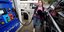 Μια Αμερικανή βάζει βενζίνη στο αυτοκίνητό της