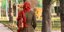 γυναίκα στο Ιράν γυρισμένη με την πλάτη φορώντας παλτό και χιτζάμπ