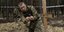 Ουκρανός στρατιώτης στον μαζικό τάφο του Ιζιούμ