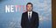 Ο Λεονάρντο ΝτιΚάπριο ποζάρει μπροστά από το λογότυπο του Netflix
