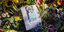 Λουλούδια και μία φωτογραφία στη μνήμη της βασίλισσας Ελισάβετ Β'