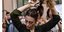 Η ακτιβίστρια που έγινε viral όταν έκοψε τα μαλλιά της μπροστά από το ιρανικό προξενείο / 