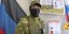 Ένας στρατιώτης της λεγόμενης Λαϊκής Δημοκρατίας του Ντόνετσκ στην Ουκρανία φρουρεί το εκλογικό τμήμα