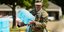 Στρατιώτης με μπουκάλια νερό για την αντιμετώπιση της κρίσης υδροδότησης στο Τζάκσον/ Φωτογραφία: AP