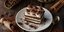 Φέτα κέικ σοκολάτας με κρέμα τιραμισού και σκόνη κακάο