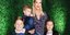 Η Τόρι Σπέλινγκ με τα παιδιά της