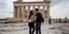 Ένα νεαρό ζευγάρι τουριστών φιλιέται μπροστά από τον Παρθενώνα