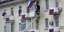 Εργάτες κρεμούν σημαίες της Ρωσίας σε πολυκατοικία στο Λουχάνσκ μετά τα δημοψηφίσματα 