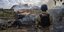 Ουκρανός πυροσβέστης σε φωτιά που ξεκίνησε από πυραυλική επίθεση στην ανατολική Ουκρανία