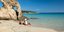 ζευγάρι σε ελληνική παραλία