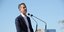 Ο Κώστας Μπακογιάννης μιλά στο μικρόφωνο, στον Βοτανικό