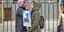 Γυναίκες στη Μπουργιατία κλαίνε κρατώντας πορτρέτο νεκρού νεαρού στρατιώτη