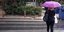 Μια γυναίκα με ομπρέλα στη βροχή
