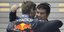 Formula 1: Ο Μαξ Φερστάπεν αγκαλιάζει τον Σέρχιο Πέρες για τη νίκη του στη Σιγκαπούρη