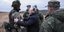 O πρόεδρος της Ρωσίας, Πούτιν, συνομιλεί με στρατιώτη σε κέντρο εκπαίδευσης επίστρατων