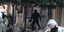 Αστυνομικός έξω από την οικεία Ινδαρέ στο Κουκάκι