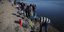 Κάτοικοι της Χερσώνας παίρνουν νερό από τον ποταμό Δνείπερο