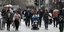Πολίτες των Σκοπίων περπατούν σε κεντρικό δρόμο της πρωτεύουσας της Βόρειας Μακεδονίας