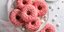 Ολόφρεσκα ροζ ντόνατς με επικάλυψη sprinkles