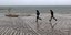 Πολίτες τρέχουν στην παραλία εν μέσω κακοκαιρίας