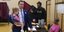 Ο Ρόμπερτ Μενέντεζ Τζούνιορ αγκαλιά με την κορούλα του, μόλις έχει ψηφίσει στις ενδιάμεσες εκλογές