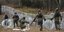 Ρώσοι στρατιώτες απλώνουν συρματοπλέγματα