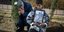 αγόρι στη Ρωσία κρατά την φωτογραφία του πατέρα του που σκοτώθηκε στην Ουκρανία
