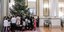 Η Κατερίνα Σακελλαροπούλου στόλισε το χριστουγεννιάτικο δέντρο του Προεδρικού Μεγάρου παρέα με παιδιά από το Χατζηκυριάκειο Ίδρυμα