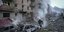 Ουκρανοί πυροσβέστες στο σημείο ρωσικής πυραυλικής επίθεσης
