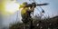 Ουκρανός στρατιώτης εκτοξεύει αντιαρματική ρουκέτα κάπου στο Ντονέτσκ