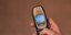Ανδρικό χέρι στέλνει sms από παλιό κινητό