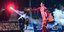 Ο Χάμες Ροντρίγκες του Ολυμπιακού απομακρύνει φωτοβολίδα από τον αγωνιστικό στον εκτός έδρας αγώνα με τον ΠΑΣ Γιάννινα